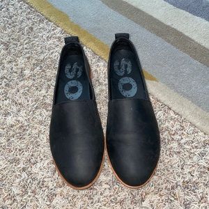 Sorel black leather flats